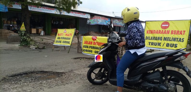 Jalan Suroboyo -Jambangan Rusak Parah, Akses Perekonomian Terganggu Tutup Akses Gang Kampung