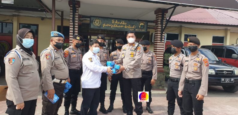 Pokdarkamtibmas Bhayangkara Resor Medan Serahkan 1000 Masker Ke Polsek Percut Seituan