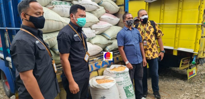 Satreskrim Polres Blitar Kota Kawal Bantuan Jagung Dari Presiden RI Untuk Suroto Peternak Asal Blitar