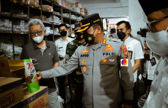 Polres Blitar Kota Kawal Operasi Pasar Minyak Goreng di Kota Blitar
